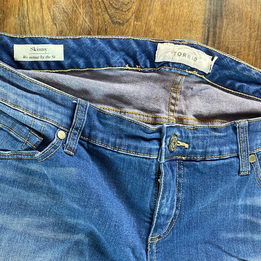 Torrid lightly distressed skinny jeans size 18